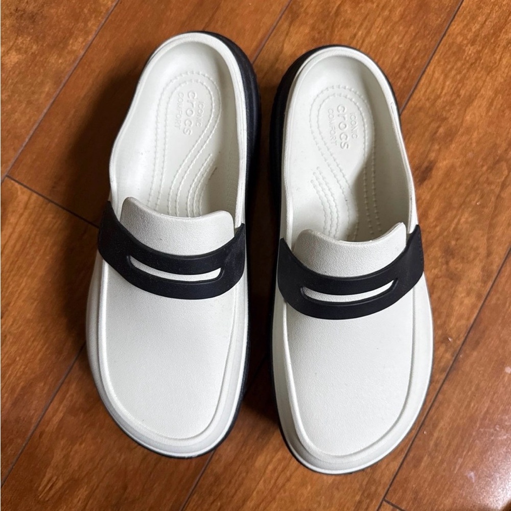 Crocs Unisex-Adult Stomp Loafers women size 8 Off White Linen color